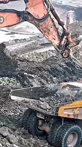 💥💥Hitachi EX2600 excavator in Action - load overburden material in to dumpers🦾🦾 #EX2600 #MiningLife #HeavyEquipment #ExcavatorLife #Earthmoving #Fblifestyle | HeavyBuild Project