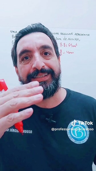 Questão que explora várias perguntas sobre pirâmide de base quadrangul...