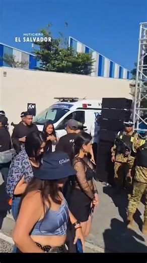 Publi-Noticias on Instagram: "Los fanáticos de @shakira empiezan a llegar al Estadio Nacional Jorge “El Mágico” González para la primera fecha de la residencia musical de la artista colombiana. El concierto recibirá a salvadoreños y extranjeros que visitan el país para el espectáculo. #elsalvador #elsalvador🇸🇻❤️ #shakira"