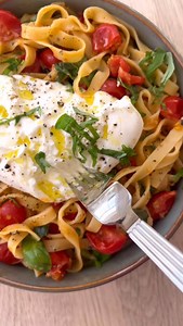 Pasta med friske tomater og burrata🍅🌿 Ultra simpel, frisk og lækker☀️ Selvom det ikke er sæson, så er der masser af lækre stilktomater i butikkerne der er både søde og solmodne i smagen☀️🍅 Og intet pynter på en mørk gråvejrsdag som en sommer inspireret pasta toppet med cremet burrata og god olivenolie 🤤🫠🌿 Opskriften finder du via link på profilen🍅 #pasta #burrata #tomater #tomat #tomatoes #burratacheese #burratalovers #simplepasta #pastapasta | Gourministeriet