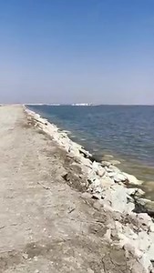 تحيط بها المياه من كل الجهات .. هكذا اصبحت مناطق العمليات النفطية في حقل مجنون شمال البصرة. لنتخيل كيف سيكون المنظر في حال اكتمال رصف السدة بالحجر على امتداد عشرات الكيلومترات وزراعتها باشجار النخيل، الصفصاف، البرهام او اليوكاليبتوس ....الخ تتكفل بها الشركات المستثمرة للحقل كجزء من الاهتمام بالبيئة المحيطة.... | Basra City