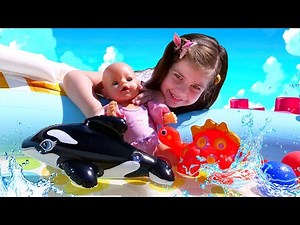 A boneca bebê vai para a piscina! Vídeo para meninas com a boneca Baby Born. Em português