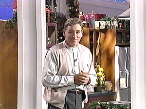 At Home For The Holidays: Your Guide To Decorating, Entertaining & Craft Ideas From The Experts At Walt Disney World [Full VHS]
