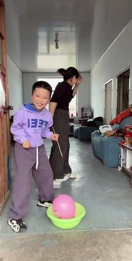 The baby broke the mother's balloon! #funny #linlife #comedy