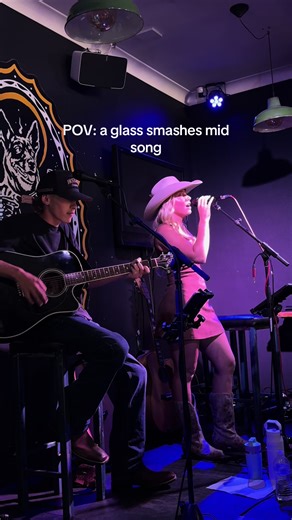 Lainey Wilson's Taxi Driver Performance at the Bar
