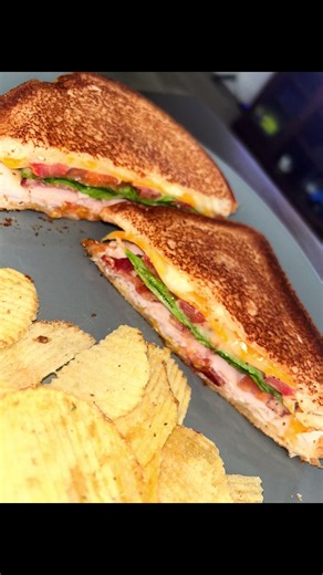 These turkey clubs were bombbb 🤤 #fyp #foryou #sandwich #turkey #turkeyclub #fridaynightdinner #easydinners #chips #utz #sandwichandchips #turkeysandwich #blackwomencook #cookingwithken #cooktok #letseat