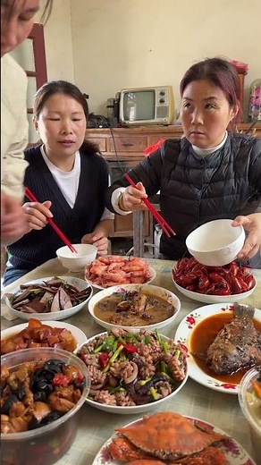 Country cousin comes to visit at home, loves life and food, rural life, the most common home-coo