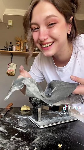 Готовим Earth Spirit из доты! Теперь он пельмень… Рецепт теста: Мука пшеничная просеянная - 500 г для работы с тестом Вода горячая (70-75 градусов) - 250 мл Яйцо (небольшое) - 1 шт. Соль - 1 ч. ложка без горки Масло растительное без запаха - 25 мл #ssilensio #dota2 #дота2 #едаизигр #earthspirit