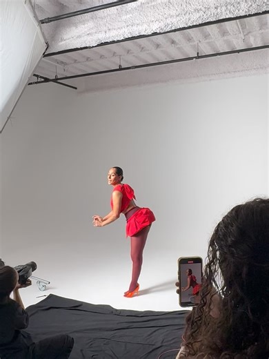 Tracee Ellis Ross on Instagram: "PEEKABOO @selfmagazine #solotraveling"