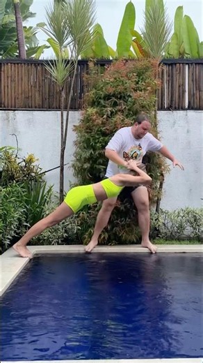 POOL CHALLENGE 😂🤌🏼 Rate our trick 1-10😜🌊