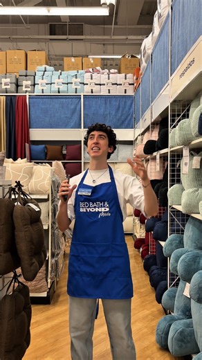 ❄️💻Arma tu set para que los días de home office sean calientitos en esta temporada, cojín de respaldo que cuida tu postura, frazada que te envuelve y pantuflas que consienten tus pasos. Descubre todo en Bed Bath & Beyond 🧣🧦 | Bed Bath & Beyond México