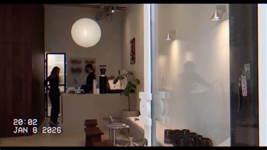 Lisa Germaneau on Instagram: "tic-tac ⏳ jamais été aussi impatiente et aussi stressée de ENFIN vous ouvrir les portes de @arlos_bagels demain à 10h !! Demain, ce qui n’était qu’une idée devient réel. Des mois de travail, de doutes, d’envies et surtout beaucoup de cœur. Demain, on ouvre."