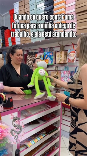 China Mix | Presentes e Papelaria on Instagram: "Quando a fofoca é nível urgente, mas a colega tá atendendo o cliente com sorriso profissional 😅🛍️ 👀💬 Aqui na China Mix é assim: atendimento em primeiro lugar… a fofoca fica pra depois 😂 📍 Av. Dr. João Rimsa, 941 – Centro – Imbituba 📲 WhatsApp: (48) 99110-2409"