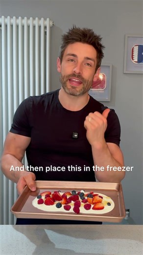 Here is how to make a super healthy fruit and Greek yoghurt bar. Calorie counting by @Kalo ￼