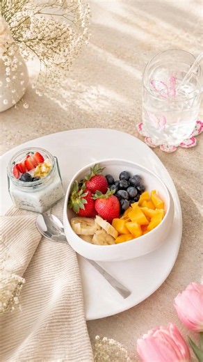 A Cozy Fruity Oatmeal Bowl 🍓🫐🥭 Healthy Breakfast #shorts