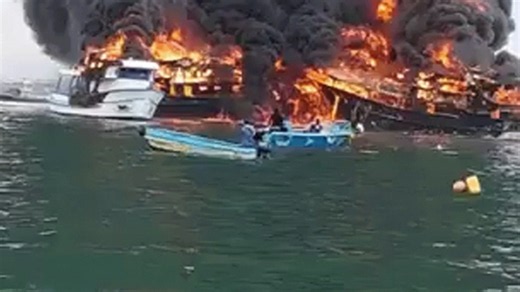 Dutzende Boote brennen lichterloh