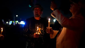 Watch Elvis Presley fans honor his legacy during Candlelight Vigil at Graceland