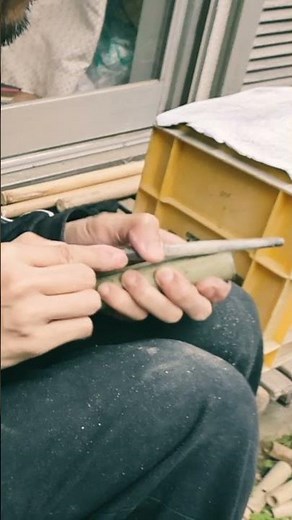 竹を切って笛を作る "ケーナ作り" 吹く部分を削り、ひとまず音が鳴るまで