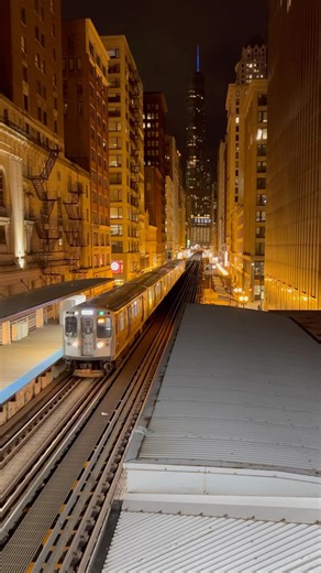 Late Night on the Chicago Loop! #cta #chicagoloop #chicago #windycity #downtownchicago #train
