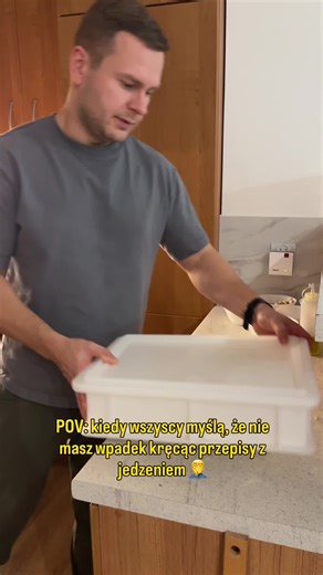 Wiadomo, że na insta klika się sukces i piękne rzeczy ale ja lubię wychodzić trochę na przeciw tym stereotypowym wizerunkom. Dlatego jest u mnie trochę brudu, wulgarności i innych dla mnie całkowicie naturalnych spraw. Tutaj widzicie filmik w trakcie robienia pizzy. Mój wzrok na koniec chyba mówi sam za siebie. 😂🫣 #matsuchecki #foodie #chef #pizza