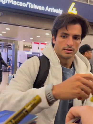 Ferrari driver Carlos Sainz being welcomed by fans as he signs autographs upon arriving in Pudong Airport of Shanghai for the Chinese GP. #F1 #CarlosSainz #ShanghaiGP #ChineseGP #ferrari (source: 宜家鲨鱼)