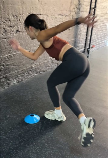 WANT FASTER REACTION TIME? TRAIN WITH US⚡️ #BOLTFITNESS #BUILTDIFFERENT #SPEEDANDAGILITY —— #plyometricstraining #hiit #athletictraining #circuittraining #saq #plyos #trainlikeanathlete #explosiveness #conditioningworkout #endurancetraining