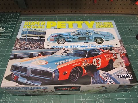Richard Petty 1973 Dodge Charger 426 Hemi #43 Stock Car NASCAR 1/16 Scale Model Kit Review Unboxing