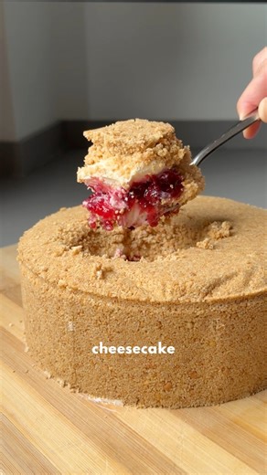 NO-BAKE UPSIDE-DOWN CHEESECAKE 🤤🍓 INGREDIENTS: ▪️300 g (10.5 oz / about 2 ½ cups) sugar-free cookies (regular or gluten-free) ▪️80 g (2.8 oz / ⅓ cup) coconut oil ▪️600 g (21 oz / 2 ½ cups) cream cheese (I used goat cheese) ▪️150 g (5.3 oz / ⅔ cup) Greek yogurt ▪️65 g (2.3 oz / ⅓ cup) erythritol or preferred sweetener ▪️300 g (10.5 oz / 1 ¼ cups) sugar-free raspberry jam ⏳ Time: 15 min 4–5 h chilling 🌡 Temp: No baking required STEPS: 1️⃣ Blend the cookies and mix with melted coconut oil. 2️⃣ P