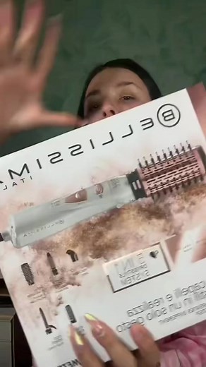 Brosse Soufflante Bellissima: Revêtement en céramique pour des cheveux protégés et lumineux 2 réglages du débit d'air/température pour personnaliser le coiffage selon le type de cheveu Position air froid pour fixer la mise en plis 5 accessoires: - Concentrateur : pour un séchage composé - Brosse ronde 50 mm : cheveux lisses, lumineux et volumineux - Brosse ronde 32 mm : cheveux lisses, ondulés et souples et pointes modelées - Brosse rectangulaire plate : pour démêler et discipliner les cheveux @