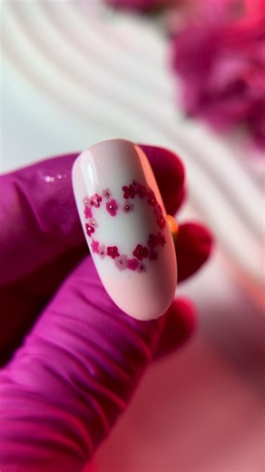 Walentynkowe mini kwiatuszki, które wyglądają jak milion monet, a robi się je w kilka minut 💘 To zdobienie jest turbo łatwe: • 3 kolory • sonda albo drewniany patyczek • kropka przy kropce i gotowe U mnie w roli głównej: 🌸 849, 858, 879 @elartopl ✨ środeczki wypełnione mega błyszczącym paint gelem 233 @elartopl , który robi cały efekt „wow” Mini kwiatki ułożone w delikatne girlandy na mlecznej bazie = romantycznie, świeżo i bardzo walentynkowo, ale bez przesłodzenia.