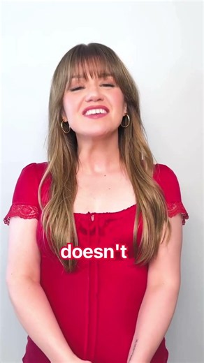 Kelly Clarkson Calls Out Brooklyn Store Over $15K Singing Bird Dispute! #entertainment #shorts