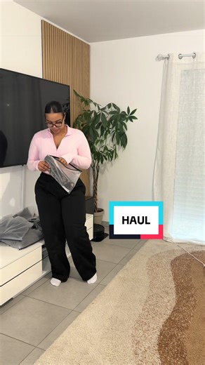 ✨ HAUL CURVE – MES NOUVEAUTÉS 🤎✨ Vous préférez quel look ? 🖤 Women’s Casual Loose Sweatpants (48353836) 🖤 Comfortcana Plus Size Lapel Blazer (28590855) 🖤 Franclia Workwear Suit Jacket (42934784) 🖤 SHEIN BAE CURVE Lace Bra Top (91427918) 🖤 SHEIN BAE CURVE Floral Midi Dress (146055450) 🖤 Slaydiva CURVE 2 Pieces Set Brown (157122512) 🖤 Slaydiva Zip Stretch Jacket (217432500) 🖤 EURMUSE Black Flare Pants (157010851) Franchement les coupes sont incroyables, gros coup de cœur pour le blazer et