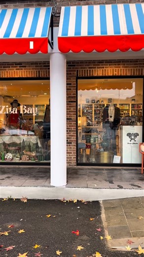 Zita Bay Waterloo on Instagram: "Bienvenue chez moi — enfin… chez nous. 🫶✨ Chez Zita Bay, je rassemble 16 créateurs incroyables, chacun avec son univers, son savoir-faire, ses pièces qui font battre le cœur. Ce reel, c’est un petit tour de la boutique… mais surtout un tour de tout ce qui m’inspire au quotidien. 🌟 Les exposants Zita Bay : Belle Paga — @bellepaga Bivolino — @bivolino_com Château Clinet — @gourmetcornersolution Hostile — @wearehostile Lilu — @lilu_bag Lovely Pop — @lovely.pop.be 