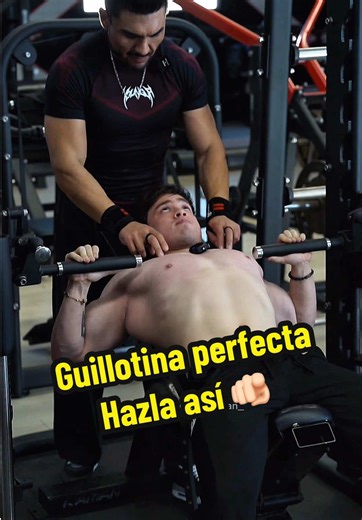 LEVEL up: Guillotina ✅ La guillotina en máquina inclinada libre es un movimiento de precisión, no de ego 💡. Ajusta el respaldo entre 30–45°, abre ligeramente el agarre y baja la barra al pecho alto, clavícula, manteniendo escápulas retraídas, pecho elevado y codos abiertos 🔒. Controla la bajada 2–3 segundos, pausa breve abajo y empuja pensando en cerrar las clavículas, no en extender los brazos 🧠. Aquí el hombro anterior solo asiste, el trabajo real se queda en las fibras claviculares del pec