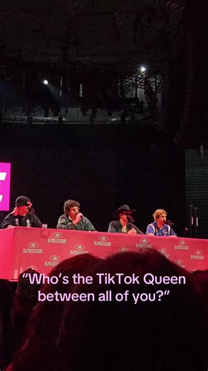 ‪5SOS answering a question today during their Press Conference! “Who’s the TikTok Queen between all of you?” (Video via @/safxtypinmgc on Twitter/X) #MadridIsAStar💃 #EASMadrid⭐️ #5sos #5secondsofsummer #5sosfam @5 Seconds of Summer @thedailysauce
