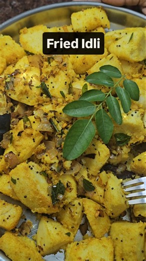 Fried Idli Recipe | Crispy & Spicy in 10 Minutes 😍 #friedidlirecipe #idli #breakfast#leftoveridli