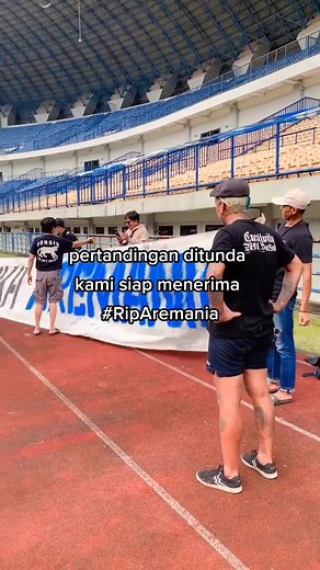 2 oktober 2022 pertandingan di tunda kami siap menerima #RipAremania #vikingpersib #koreosuporter