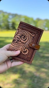 113 reactions · 3 comments | What a beautiful spring day!! This wallet is available in my Etsy shop! Here’s the link to check it out ⬇️⬇️⬇️ https://braidedrootscraftco.etsy.com/listing/1889850365 #leatherwork #handmade #miniwallet #westernstyle #oneofakind #tooledleather #hermanoakleather #available #braidedrootscraftco | Braided Roots Craft Co | Facebook