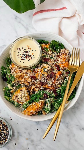 LUBA PAVIA on Instagram: "POST-WORKOUT PUMPKIN AND KALE SALAD This salad is light yet incredibly filling, making it a perfect post-workout meal or a convenient lunch option for your week’s meal prep. Save the recipe below and let me know if you’re going to make it🙌 Ingredients: Serves 4 medium bunch of kale 400g roasted pumpkin or sweet potato 1 cup cooked quinoa 3/4 cup walnuts 1/2 cup dried cranberries 1/2 cup sunflower seeds For the Dressing: 1/2 cup hummus 1/2 cup water juice of half a lemo