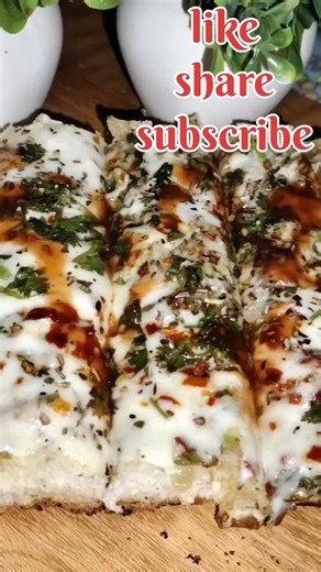 10 Min Cheese Garlic Bread 🧄🧀 | Better Than Pizza! #Shorts