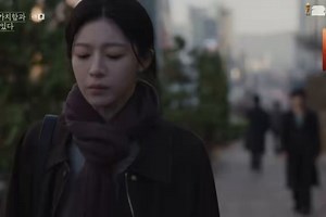 모자무싸 ‘알수없음’의 감정을 같이 느끼고 정의하는 사이라니자꾸만 삶을 놓아버리는 형을 붙잡는 동만은 책상에 발이 묶인 아홉살 그때의 은아를, 버려질 때면 코피가 나는 은아는 수없이 무너지던 그때의 동만을 안아주며‘감정’의 힘으로 이끌어가는 작품에서 나올 수 있는 최고의 장면