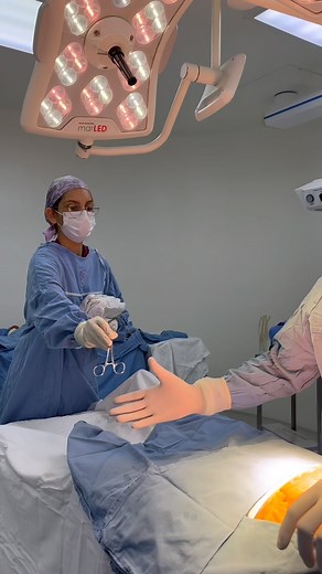 SIGMOIDECTOMIA: Resección de colon con reconexión intestinal por enfermedad diverticular complicada (formación de bolsas abultadas en el sistema digestivo) Procedimiento realizó por: Dr. Emmanuel Cuellar Mudano, Cirujano General y de Trasplantes Dr. Víctor Manuel Acuña Ortiz, Urólogo Dr. Marlon Quiñonez Espinoza, Cirujano General y de Abdomen Complicado Dr. Christian Durazo Cortez, Anestesiólogo | Hospital San José Cd. Obregón