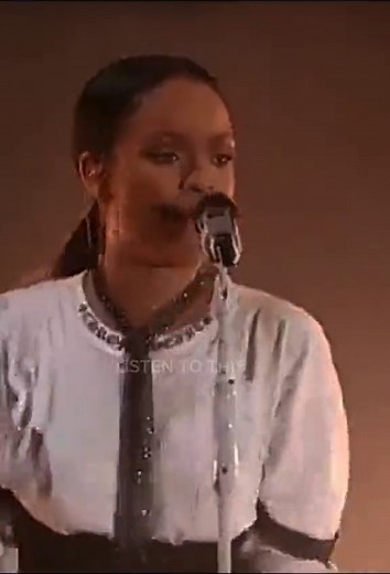 RIHANNA. Love On The Brain (Billboard Music Awards 2016. #rihanna #throwbacksongs #music #musica #2016 #CapCut