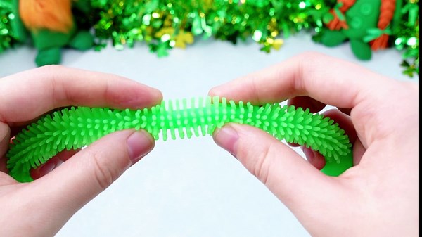 Jenaai 100 Pcs St. Patrick's Day Party Favors Stretchy Strings Toy String with Clover Pattern Design for Bags Gifts Glow in The Dark Goodie Bag Fillers