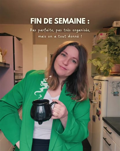 Cette semaine, j’ai jonglé entre la maison à gérer, les enfants, le boulot, la charge mentale qui ne prend jamais de pause… et ce café que je n’ai (encore) pas réussi à boire chaud. Je ne sais pas pour vous, mais moi, le vendredi, je me sens vidée… et fière en même temps. Fière d’avoir tenu, fière d’avoir fait de mon mieux. Même quand c’était chaotique, même quand j’étais fatiguée. Être mère, ce n’est pas être parfaite. C’est être là avec son cœur, même quand tout n’est pas parfait autour. Hello