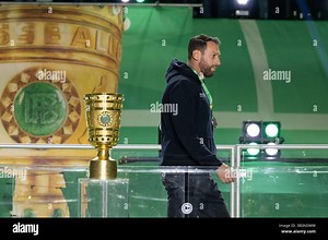 Berlin, Deutschland. 24th May, 2025. Mitsch Kniat (DSC Arminia Bielefeld, Trainer, Cheftrainer) laeuft entaeuscht am Pokal vorbei. GER, DSC Arminia Bielefeld vs. VfB Stuttgart, Fussball, Herren, DFB-Pokal, Finale, Spielzeit 2024/2025, 24.05.2025, DFL/DFB REGULATIONS PROHIBIT ANY USE OF PHOTOGRAPHS AS IMAGE SEQUENCES AND/OR QUASI-VIDEO, Foto: Eibner-Pressefoto/Wolfgang Frank Credit: dpa/Alamy Live News Stock Photo - Alamy