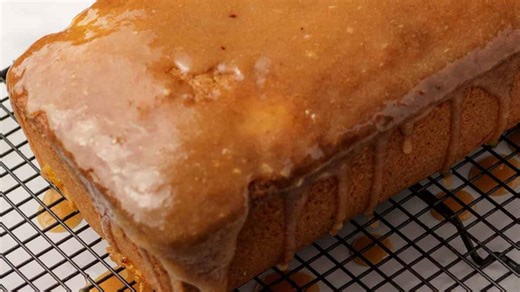 Old-fashioned peach pound cake with fresh peaches