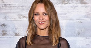 Vanessa Paradis craquante : elle pose seins nus sous une chemise nouée au nombril