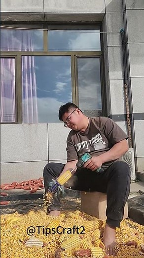Using an electric drill to eat corn on the cob, he finished a whole sack in ten minutes.