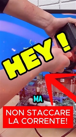 NEVER TURN OFF YOUR PC WHILE IT'S UPDATE! 🤯👀 #tech #pc #console #windows11 #windows #youtubeitalia